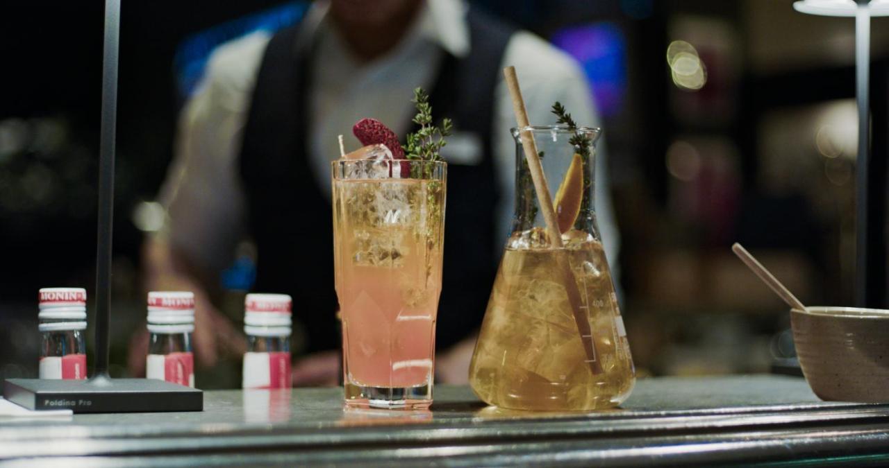 Hotel Maximilian'S アウグスブルク エクステリア 写真 A bartender at work