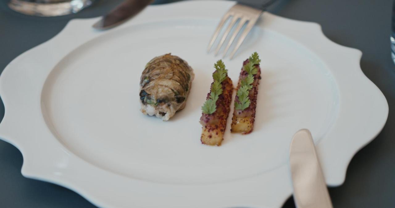 Hotel Maximilian'S アウグスブルク エクステリア 写真 A plate of sea urchin and oyster