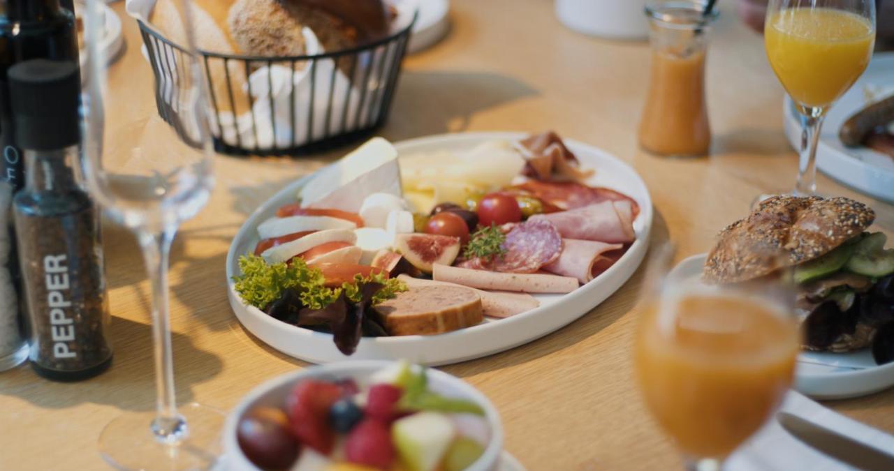 Hotel Maximilian'S アウグスブルク エクステリア 写真 A German breakfast