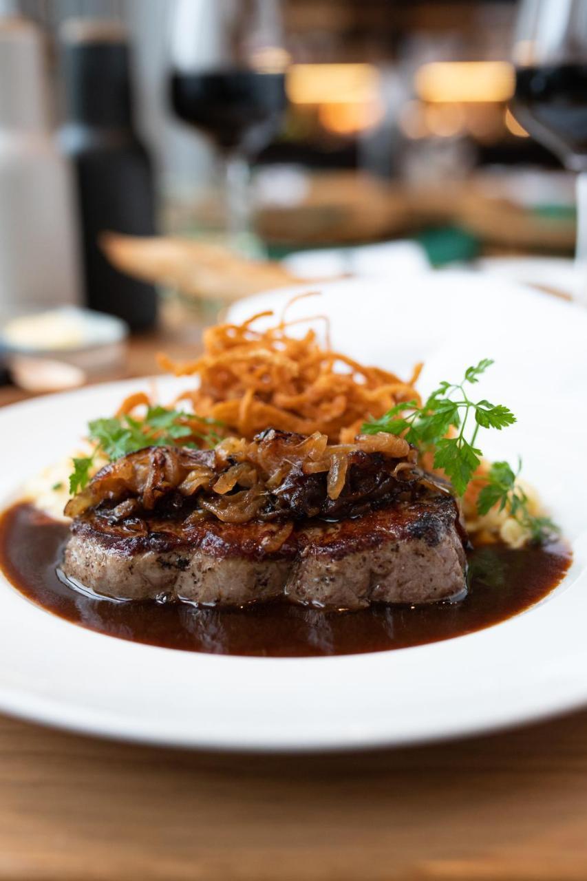 Hotel Maximilian'S アウグスブルク エクステリア 写真 A steak prepared with a sauce