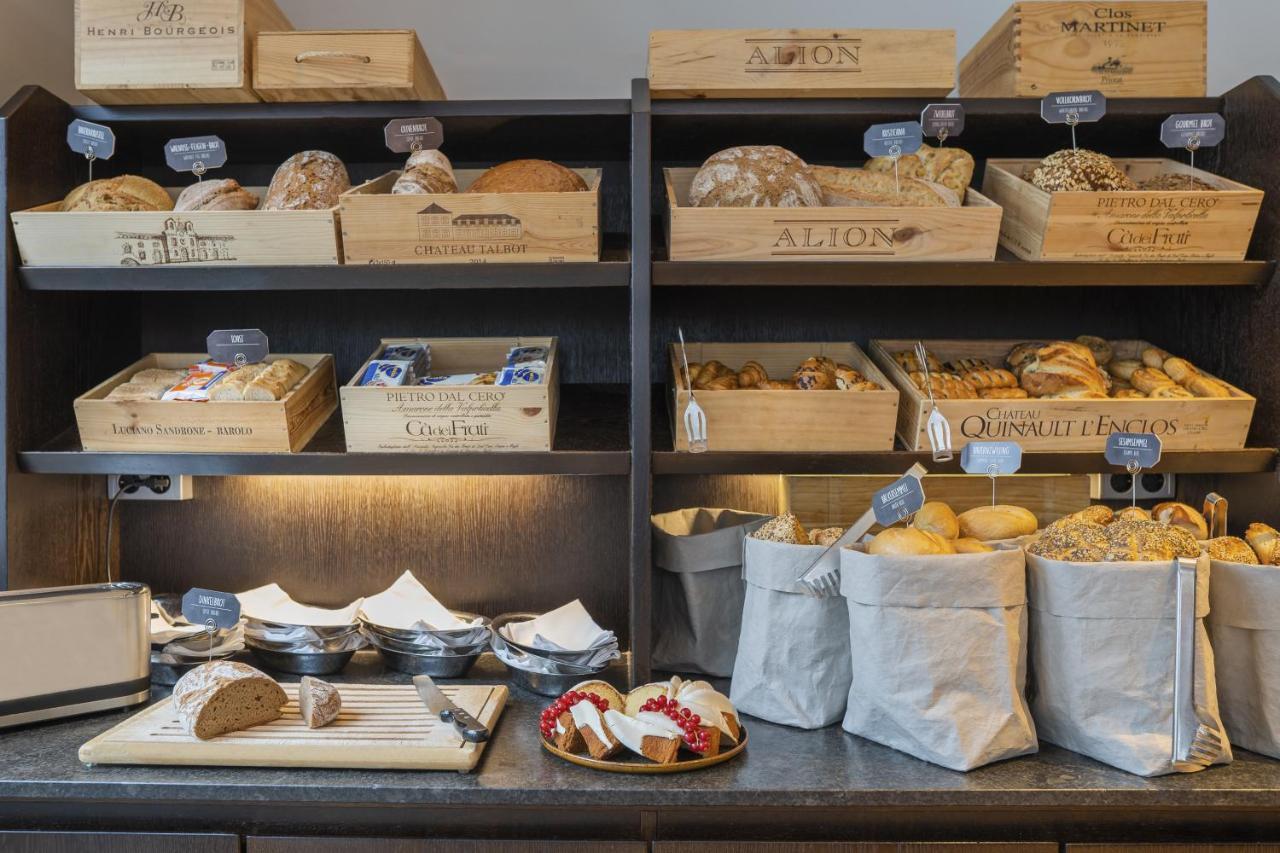 Hotel Maximilian'S アウグスブルク エクステリア 写真 Bread and pastries at a bakery in Stockholm, Sweden